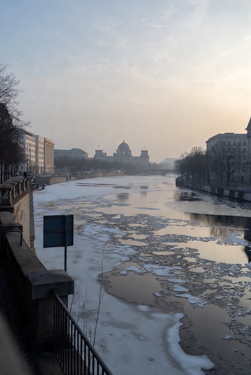 Zugefrorene Spree in Berlin